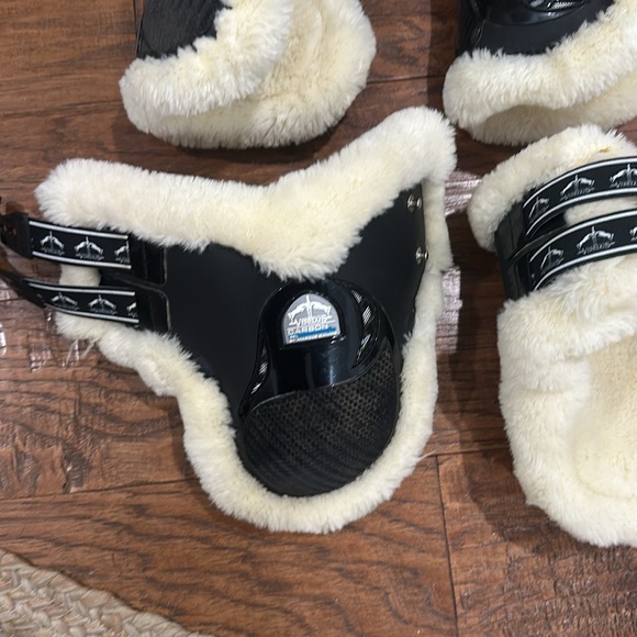 Equestrian Veredus Sheepskin fluffy boots - Picture 3 of 3